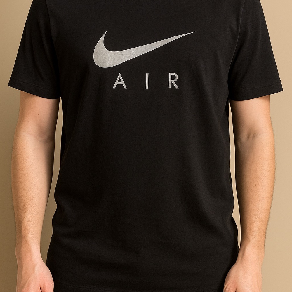 Nike Black Men’s Tee with Metallic Logo Medium